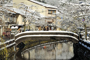 城崎温泉の冬：大谿川の雪景色